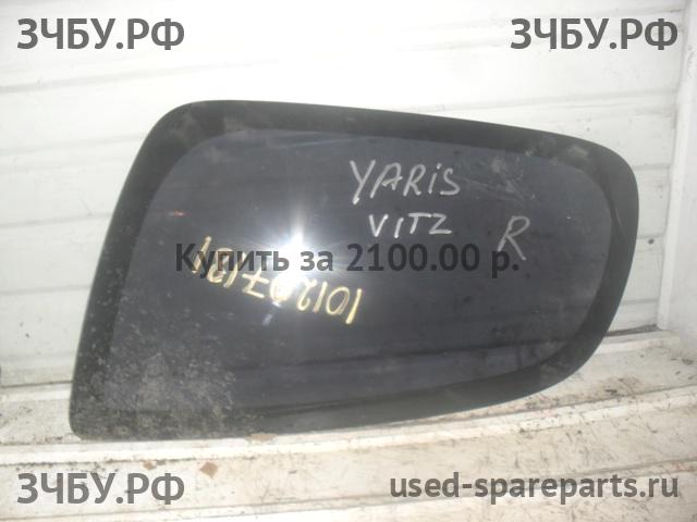 Toyota Yaris 1 Стекло кузовное глухое правое