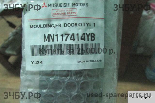 Mitsubishi Pajero/Montero Sport 2 (KH) Молдинг двери передней правой