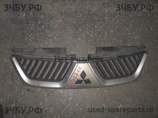 Mitsubishi Outlander 2 XL(CW) Решетка радиатора
