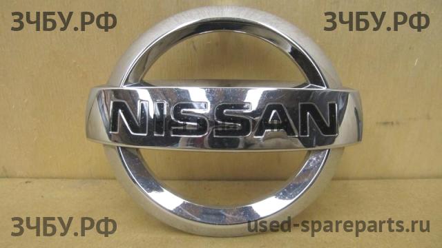 Nissan Tiida 1 Эмблема (логотип, значок)