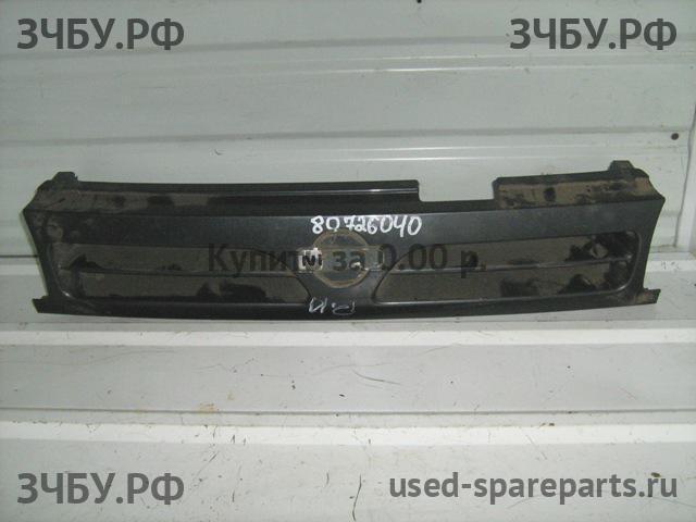 Nissan Primera P10 Решетка радиатора