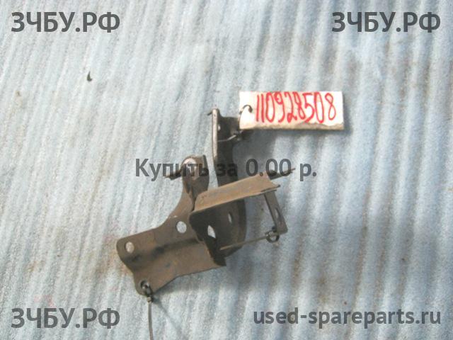 Nissan Primera P12 Кронштейн
