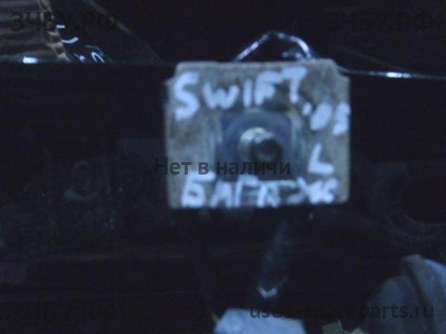 Suzuki Swift 2 Петля двери багажника